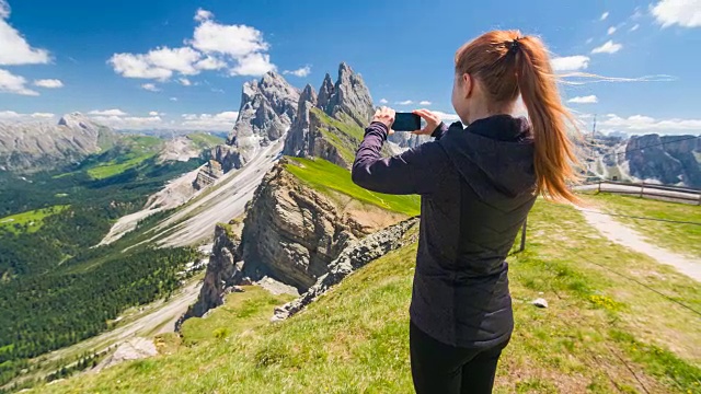 女旅行者在塞塞达山在白云石山脉拍摄惊人的景色视频素材