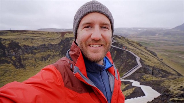 一名年轻人在冰岛火山地区自拍视频素材