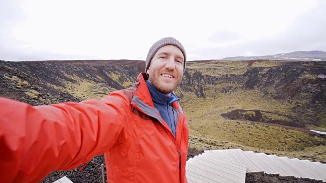 一名年轻人在冰岛火山地区自拍视频素材