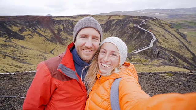 一对年轻夫妇在冰岛火山口地区自拍视频素材