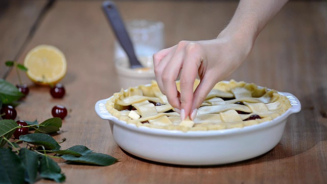 制作新鲜樱桃派的蛋糕材料。准备樱桃派的女性。视频素材