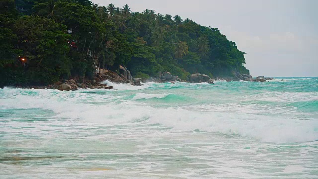 海浪拍打着热带岛屿的海岸，这是海景视频素材