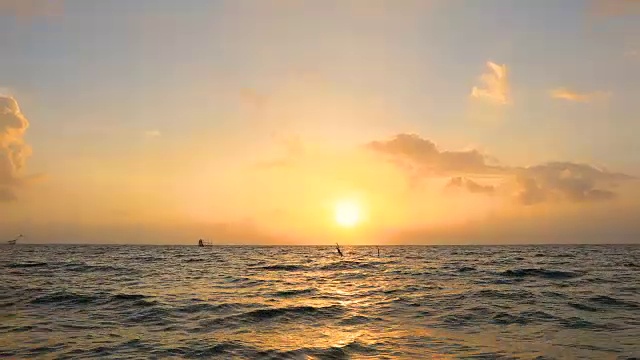 湖面上的日出。视频素材