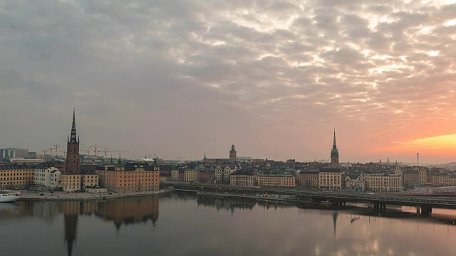 斯德哥尔摩城市天际线夜晚到白天日出的时间流逝在Gamla Stan和Slussen，斯德哥尔摩瑞典4K时间流逝视频素材