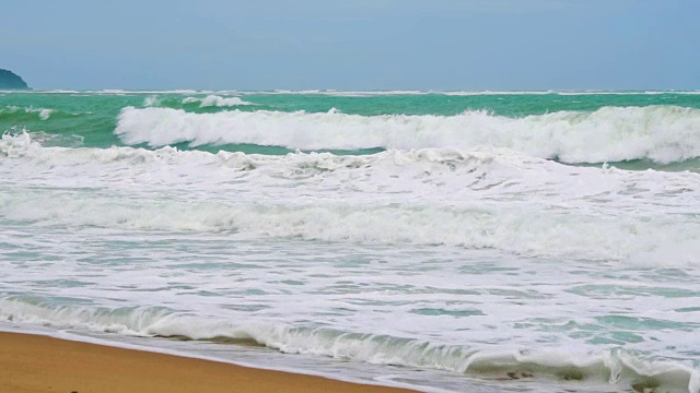 慢镜头，热带岛屿上的海浪，沙滩，游客的天堂视频素材