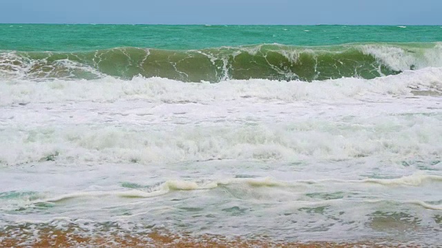 慢镜头，热带岛屿海岸上的海浪视频素材