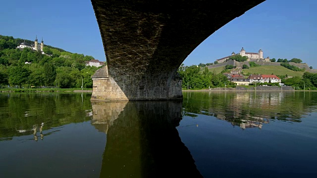 Ludwigsbrücke，在德国巴伐利亚，弗朗索尼亚，弗朗索尼亚，马里恩堡和Käppele视频素材