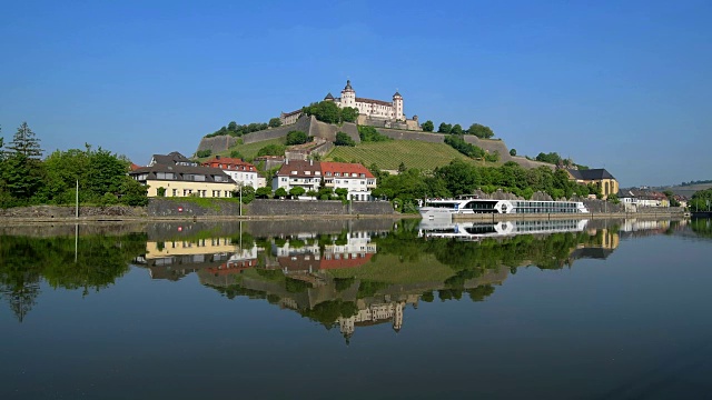 河与城堡马里恩堡，Würzburg, Franconia，德国巴伐利亚州视频素材