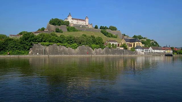 河与城堡马里恩堡，Würzburg, Franconia，德国巴伐利亚州视频素材