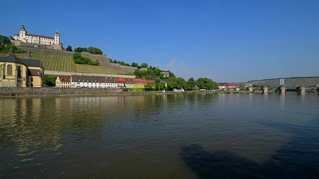 河与城堡马里恩堡，Würzburg, Franconia，德国巴伐利亚州视频素材