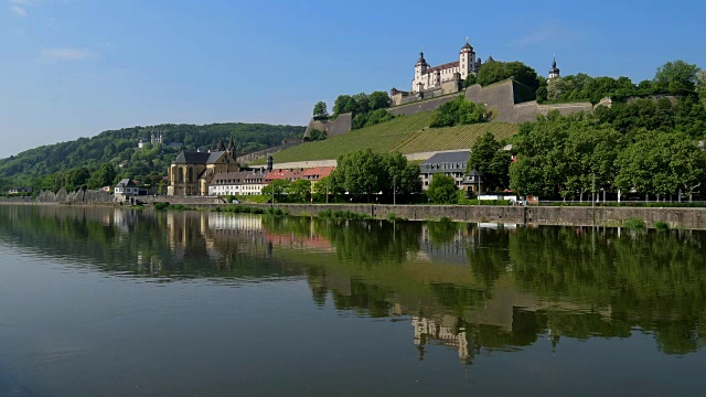 河与城堡马里恩堡，Würzburg, Franconia，德国巴伐利亚州视频素材