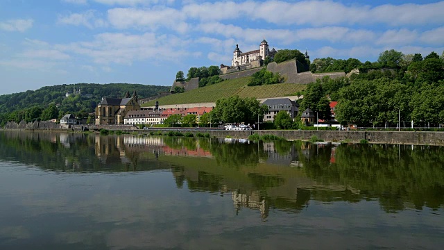 河与城堡马里恩堡，Würzburg, Franconia，德国巴伐利亚州视频素材