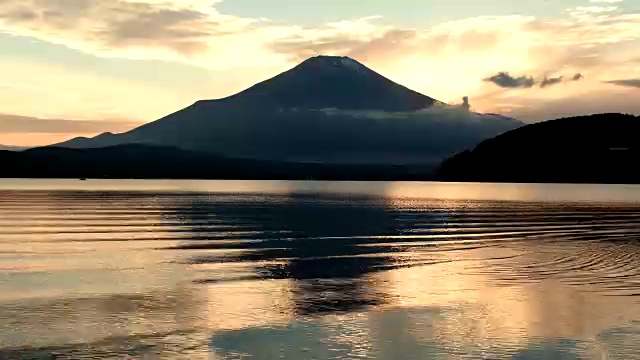 日落时富士山上的山中湖视频素材