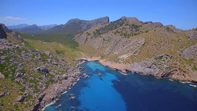 Cala Figuera和Serra de Tramuntana山脉附近的Cap Formentor在西班牙的马略卡岛巴利阿里岛视频素材