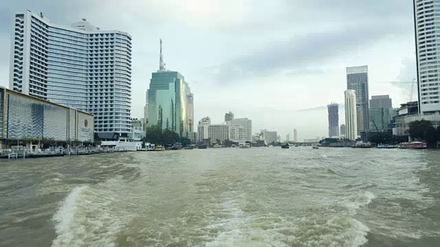 从湄南河上的船上俯瞰泰国曼谷的天际线和摩天大楼视频素材