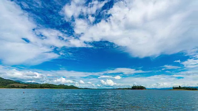 T/L PAN风景名胜区热带岛屿在湖蓝天和移动的云视频素材