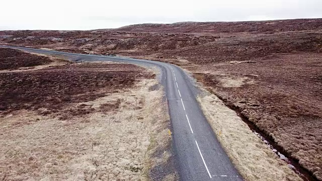 鸟瞰图的空道路在冰岛视频素材