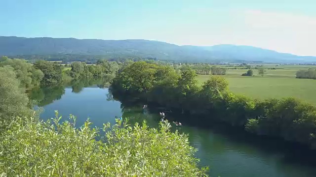 天线:活跃的游客在有趣的夏季独木舟之旅中划着桨沿着平静的河流而下。视频素材