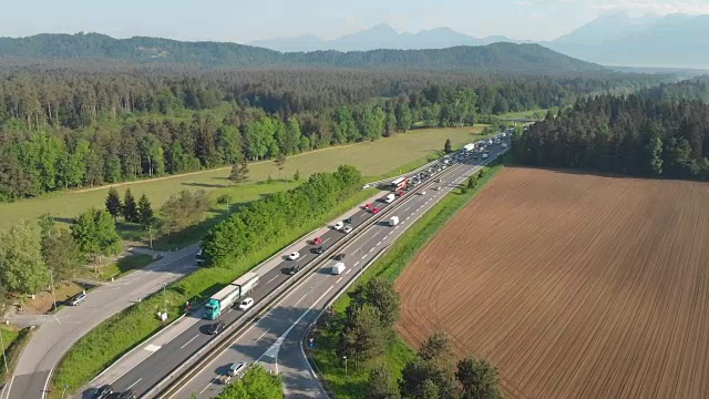 航拍:在密集的高速公路上飞行，慢慢形成拥堵。视频素材