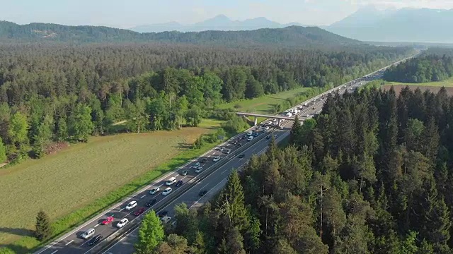 航拍:下班回家的通勤者在高速公路上遇到了交通堵塞视频素材