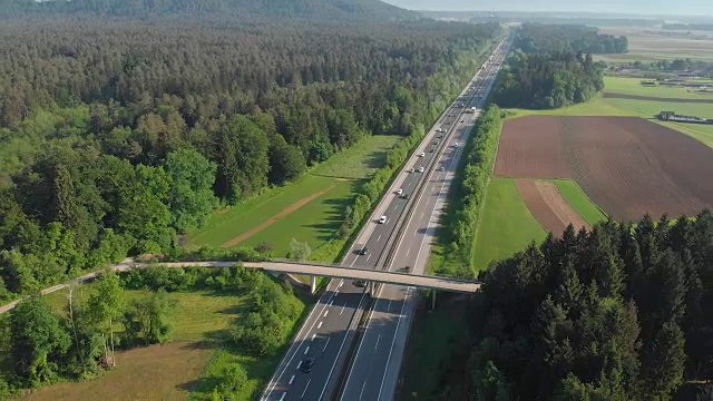 鸟瞰图:在繁忙的公路上鸟瞰风景如画的自然高峰时段。视频素材