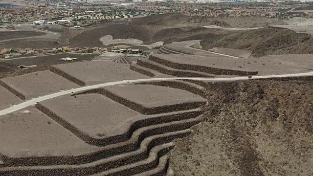 中景，位于亨德森的阿斯卡亚豪华开发基地的一条道路视频素材