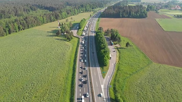 航拍:在高速公路上行驶时，拥挤的高峰时段交通减慢了速度。视频素材