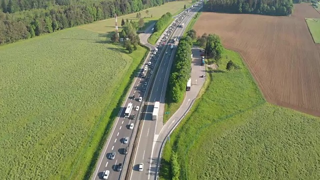 航拍:在高峰时段，沿着交通堵塞的道路飞行。视频素材