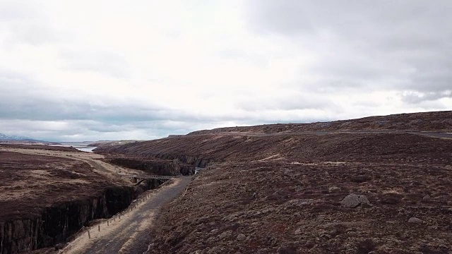 冰岛峡谷河的鸟瞰图视频素材