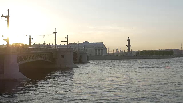 宫桥和箭瓦西列夫斯基岛在夕阳下。镜头光晕。圣彼得堡视频下载