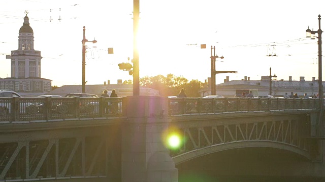 宫桥和箭瓦西列夫斯基岛在夕阳下。镜头光晕。圣彼得堡视频下载