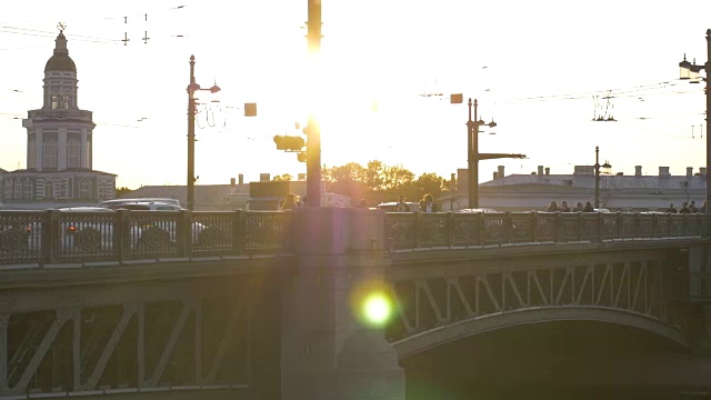 宫桥和箭瓦西列夫斯基岛在夕阳下。镜头光晕。圣彼得堡视频下载