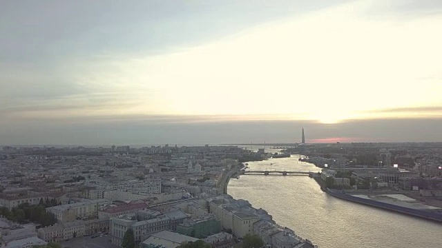 鸟瞰图周围的圣彼得堡中心在一个阳光明媚的晚上-街道与交通，庭院，建筑物…俄罗斯,圣彼得堡。日落视频下载