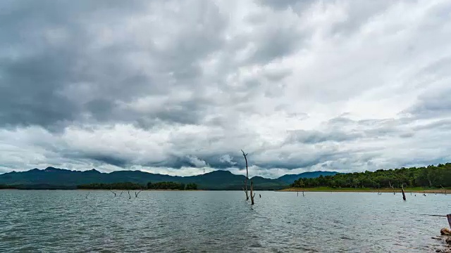 T/L美丽的湖和波浪与热带山脉和多云的天空视频素材