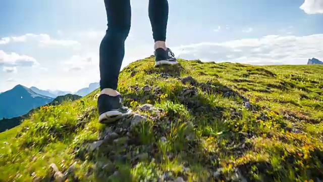 在山区的岩石小径和草坡上奔跑视频素材