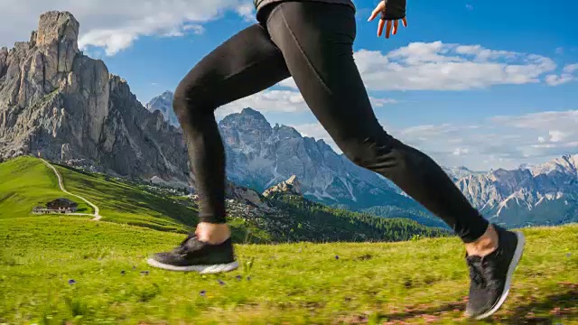 在高山上的绿色草地上奔跑视频素材