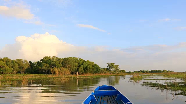 在Ban Pak Pra -Talay Noi湖上巡航的长尾船的观点，Phatthalung，泰国，4K。视频素材