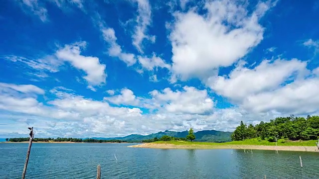 美丽的热带岛屿在湖与蓝天和移动的云，延时视频视频素材