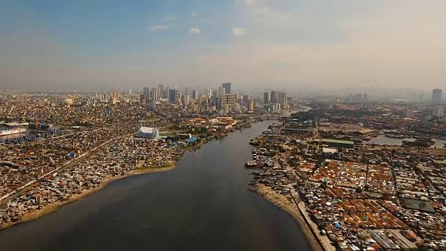 有摩天大楼和建筑物的空中城市。菲律宾,马尼拉马卡迪视频素材