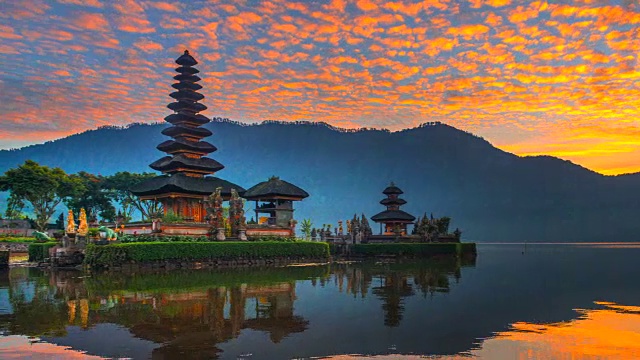 4K延时电影日出场景Pura Ulun Danu Bratan寺庙，巴厘岛，印度尼西亚视频素材