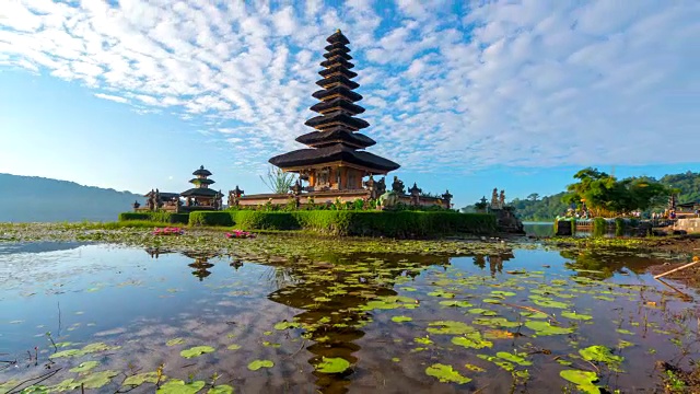 4K延时电影与滑块场景Pura Ulun Danu Bratan寺庙，巴厘岛，印度尼西亚视频素材