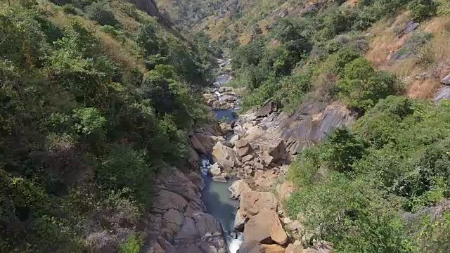 低空通过山谷和瀑布视频下载