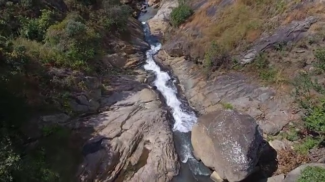 低缓慢的空中通过山谷和瀑布视频下载