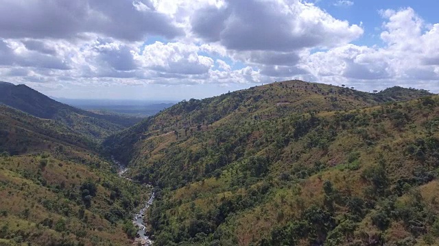 鸟瞰图通过马拉维山谷视频素材