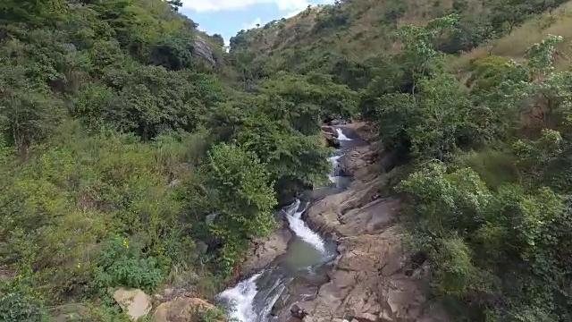 从空中通过一个瀑布山谷视频素材