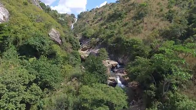 低缓慢的空中通过山谷和瀑布视频素材