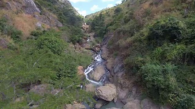 从空中通过一个瀑布山谷视频下载