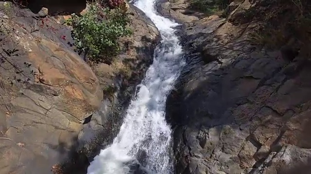 低缓慢的空中通过山谷和瀑布视频下载