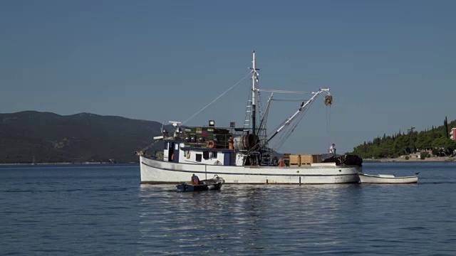 一艘渔船驶过佩列沙克海峡视频素材