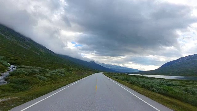 在挪威的路上驾驶汽车视频素材